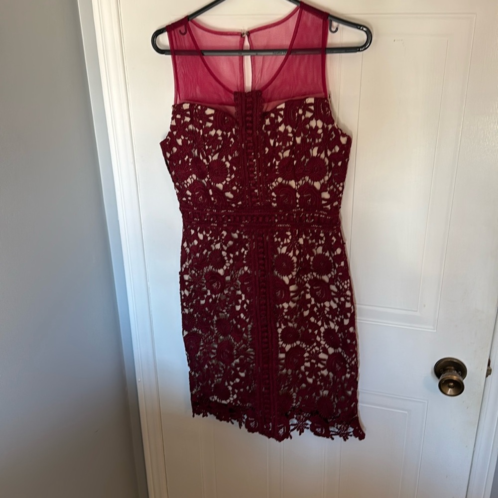 Stunning medium burgundy dress! Looks amazing on!